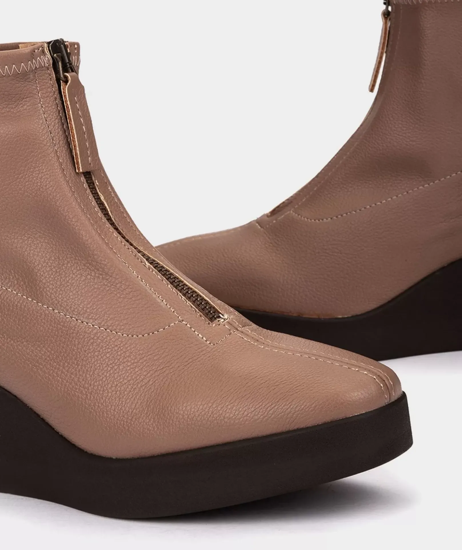 Chaussure Pedro Miralles Bottines A Semelle Compensee Avec Plateforme Elastique En Cuir Vegetalien De Couleur Taupe Onix Taupe