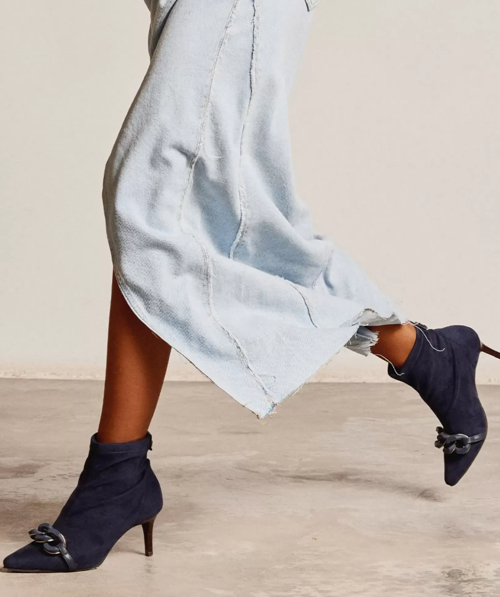 Chaussure Pedro Miralles Bottines A Talon Et Bout Pointu, En Tissu Elastique A Effet Daim De Couleur Marine. Ante Strech Marino