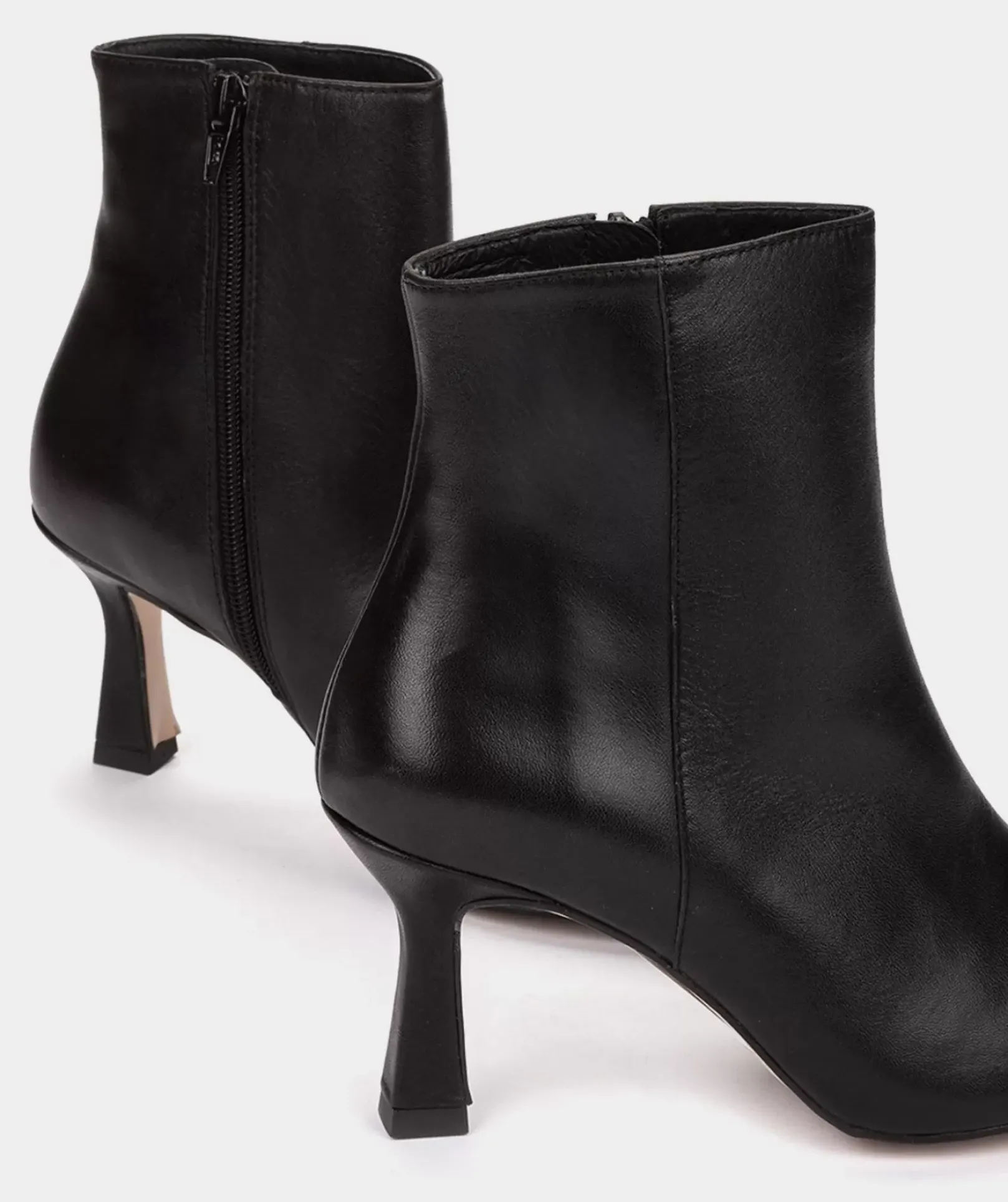 Chaussure Pedro Miralles Bottines A Talons Et Bout Pointu, Confectionnees En Cuir Beige Seta Negro