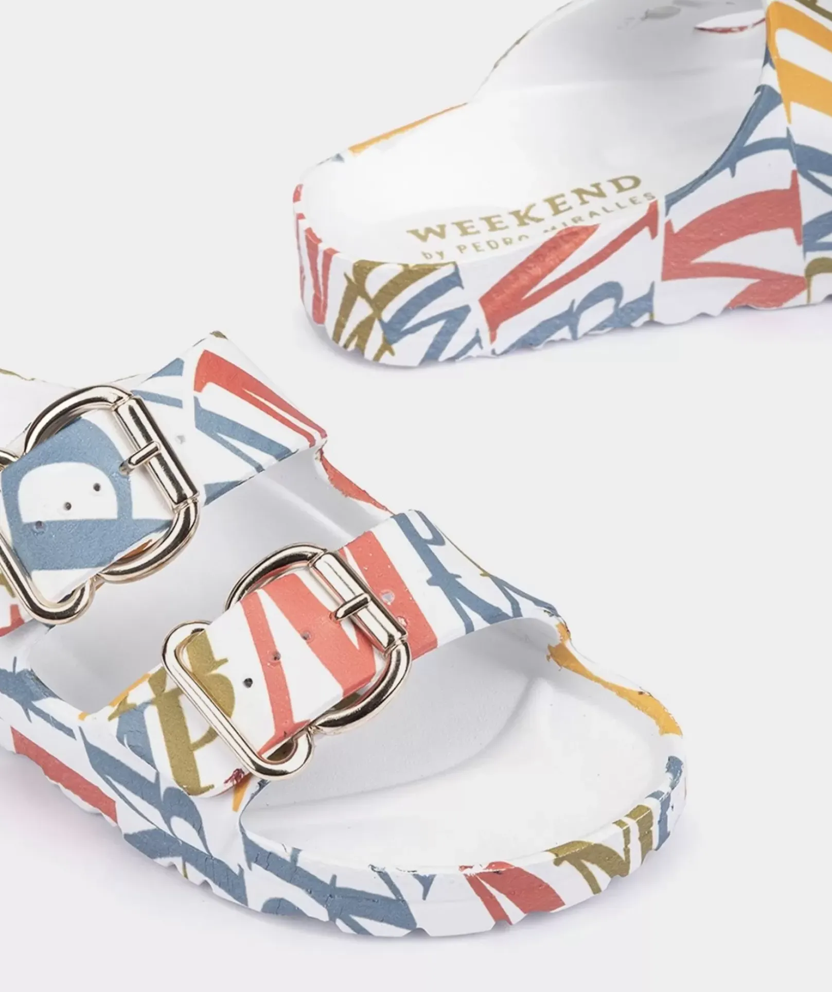 Chaussure Pedro Miralles Sandales Plates Avec Impression De Marque Emblematique, Ornee De Boucles Bio Pm
